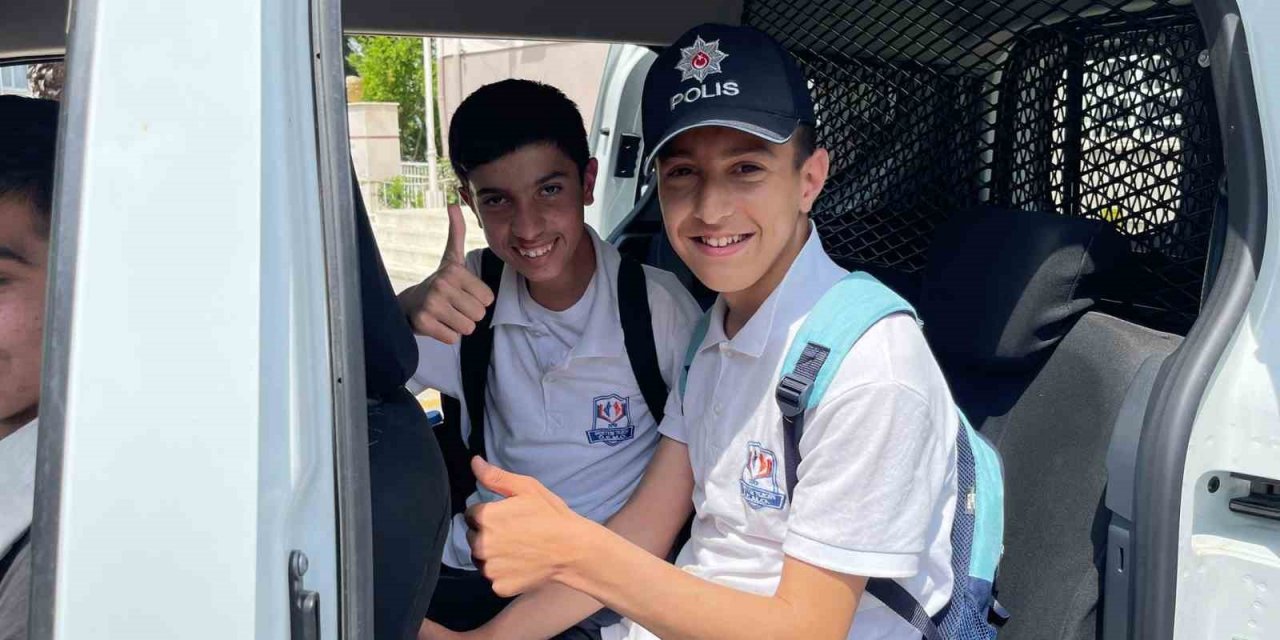 İzmir polisi özel öğrencilerin yanında