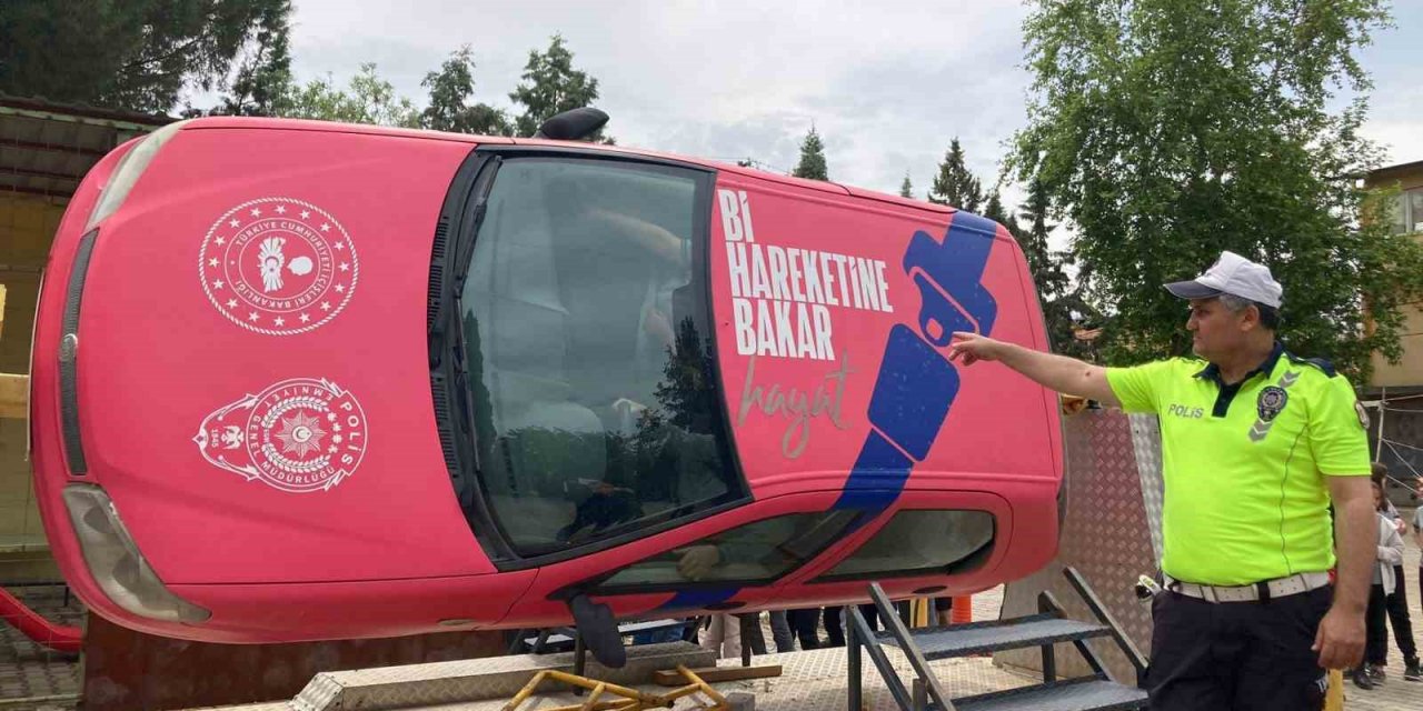 Emniyet kemerinin önemini simülasyon aracında öğrendiler