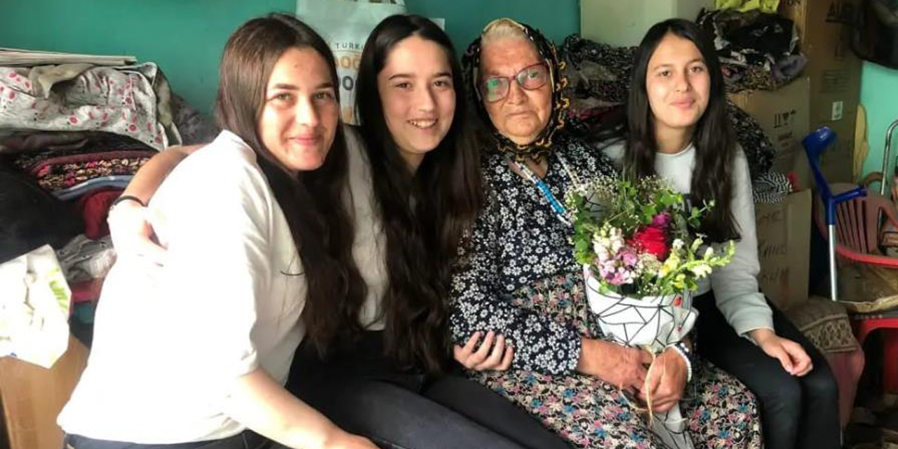 Karacasu’da öğrenciler yaşlıları yalnız bırakmıyor