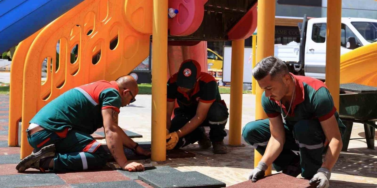 Menteşe’deki parkların zeminleri yenileniyor