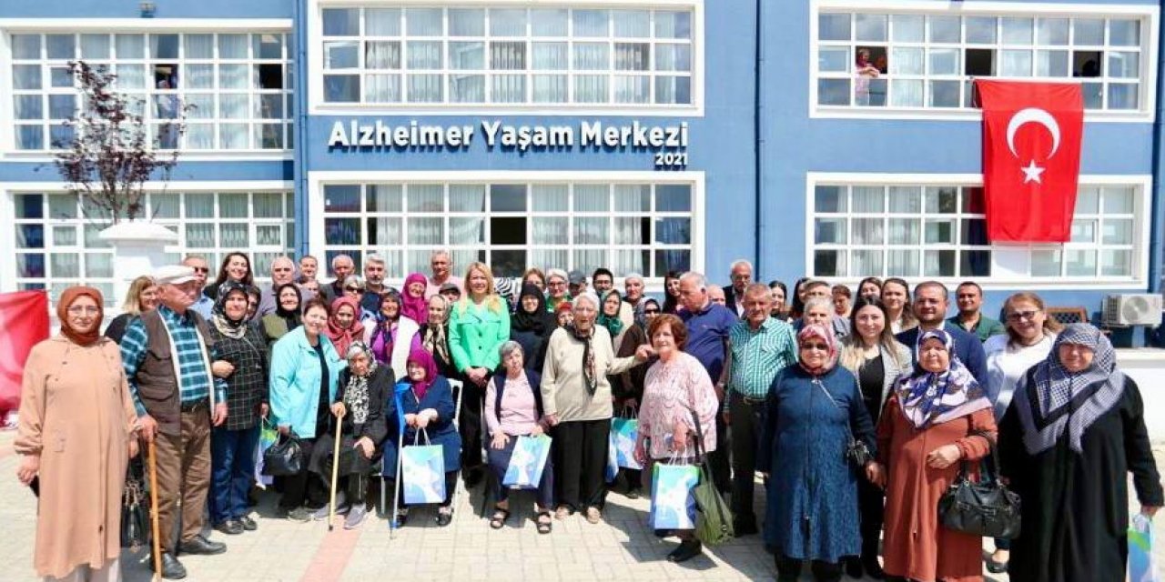 Alzheimer Yaşam Merkezi’ndeki anneler unutulmadı