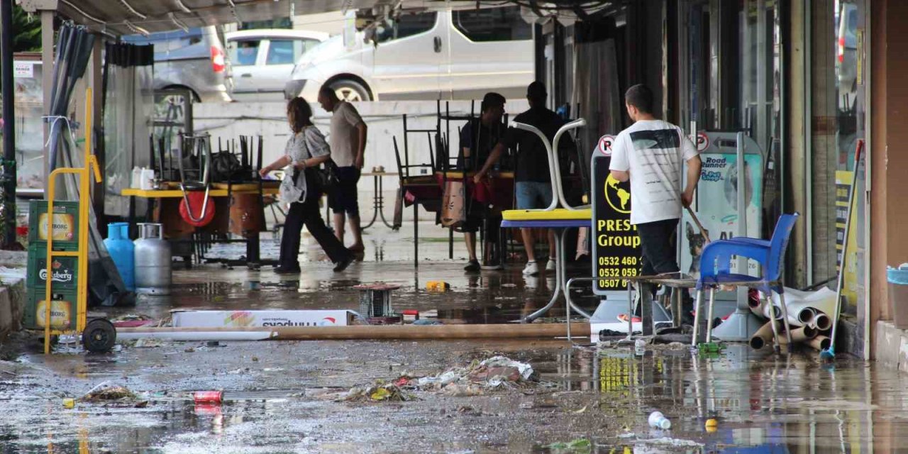Karabağlar Belediyesi’nin önünü su bastı, vatandaşlar tepki gösterdi