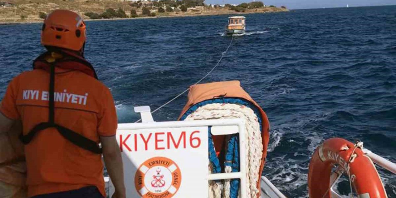 Makine arızası yapan 10 metrelik tekne kurtarıldı