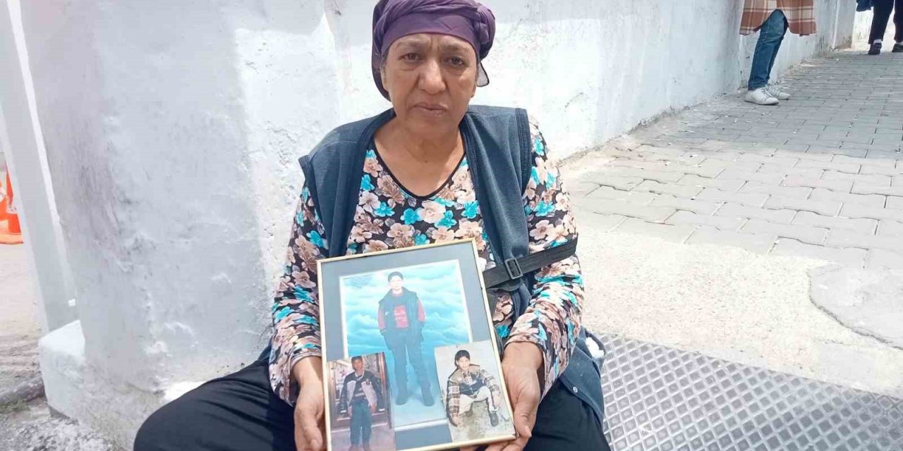 Kayıp çocuklarının kemiklerini 21 yıl sonra bulup defnettiler