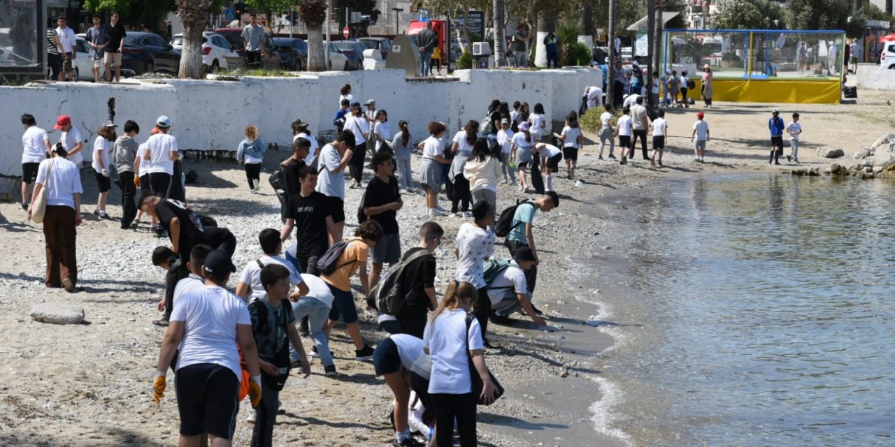 Kuşadası sahil bandında temizlik çalışması yapıldı