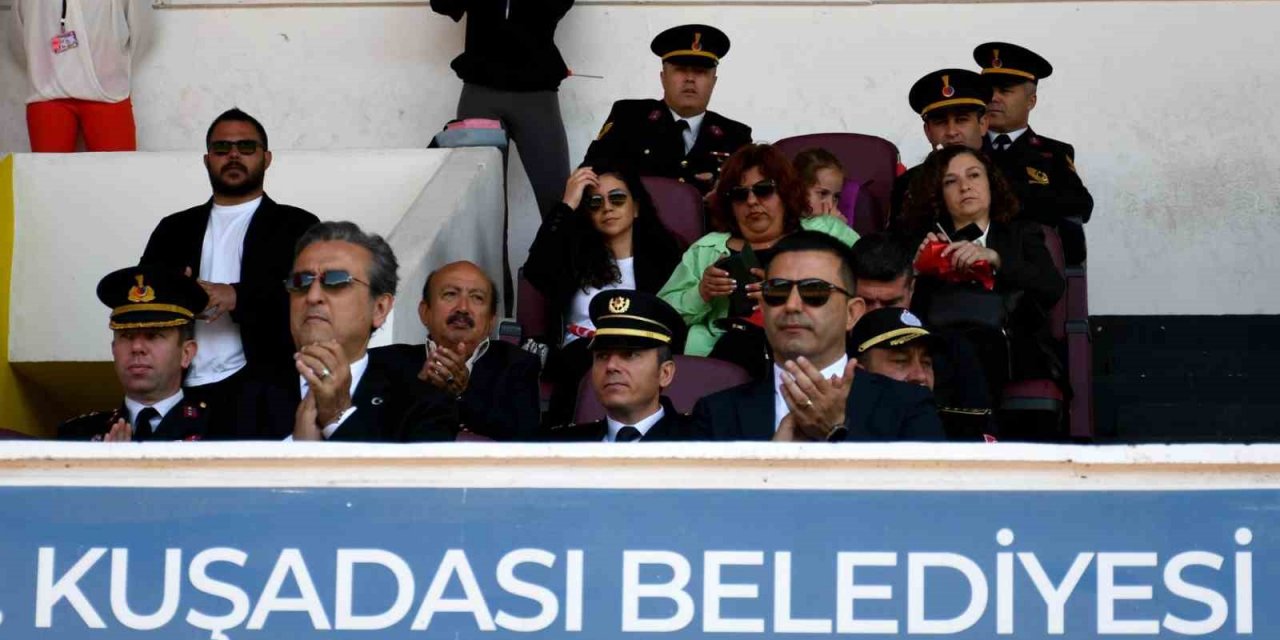 Kuşadası’nda 19 Mayıs kutlamaları renkli görüntülere sahne oldu