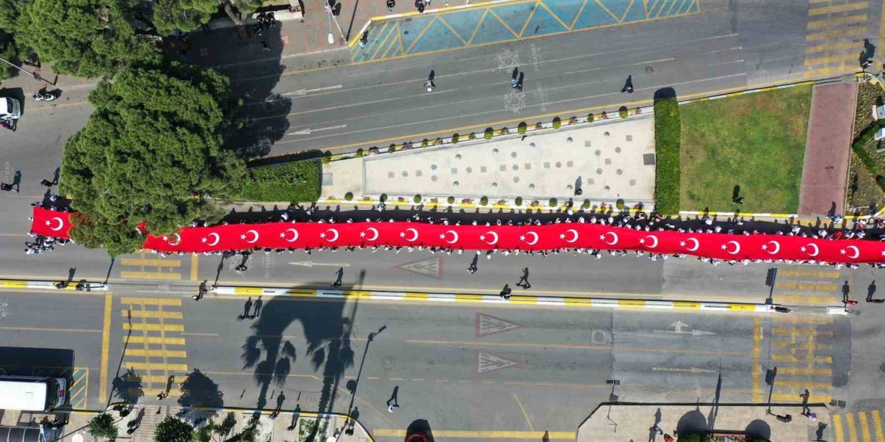 Gençlerden 100 metrelik dev Türk bayrağı