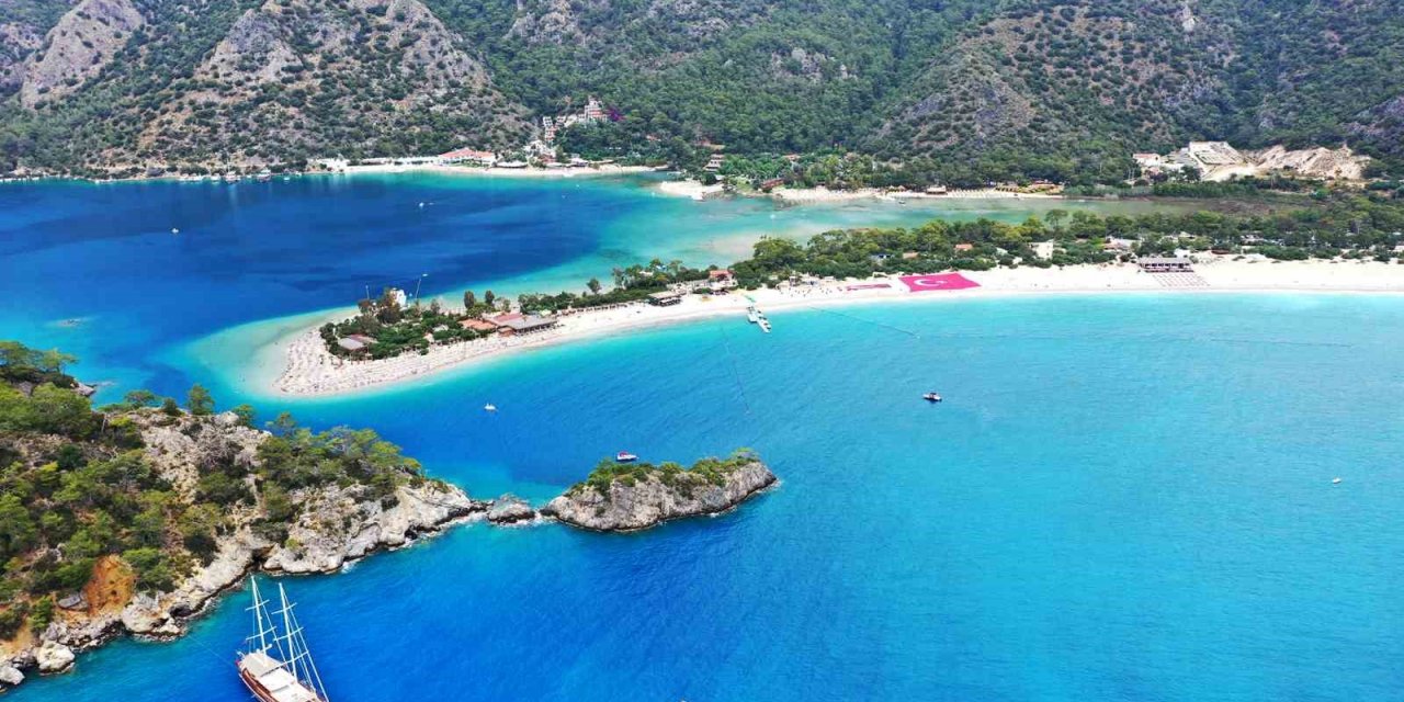 Ölüdeniz sahilinde dev Türk bayraklı 19 Mayıs kutlaması