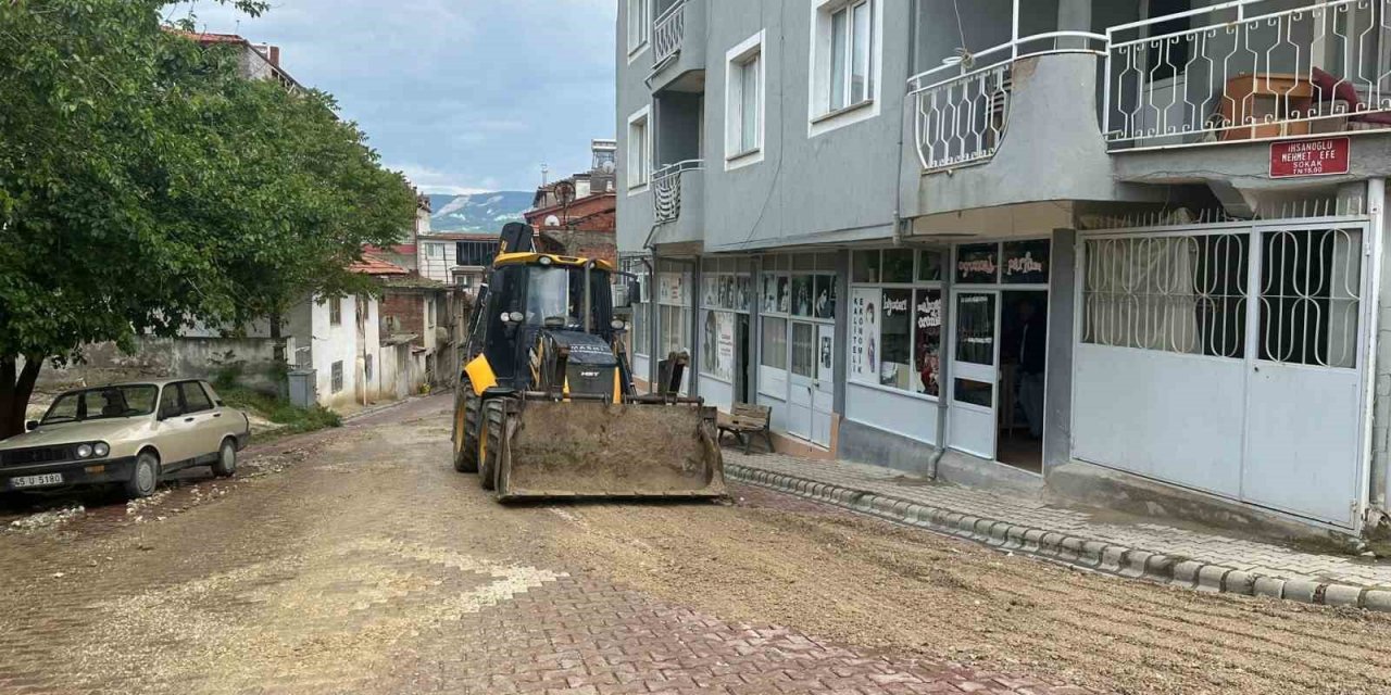 Selendi’de sağanak yağış etkili oldu