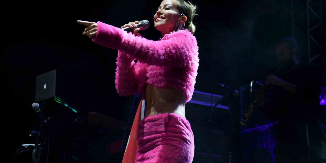 Kuşadası’nda Derya Uluğ konseriyle 19 Mayıs coşkusu zirveye çıktı