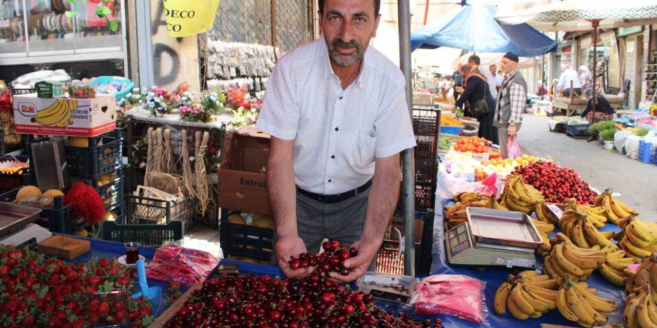 Aydın’da pazar tezgahları kırmızıya boyandı