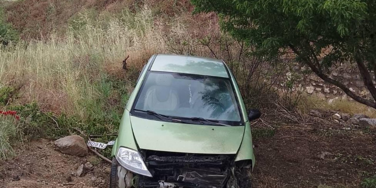 Kayganlaşan yolda kontrolden çıkan otomobil tarlaya uçtu