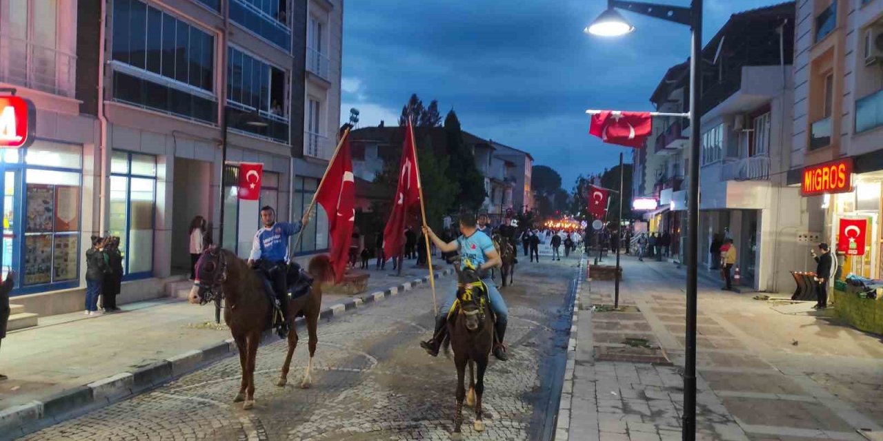 Selendi’de 19 Mayıs coşkusu geceyi aydınlattı