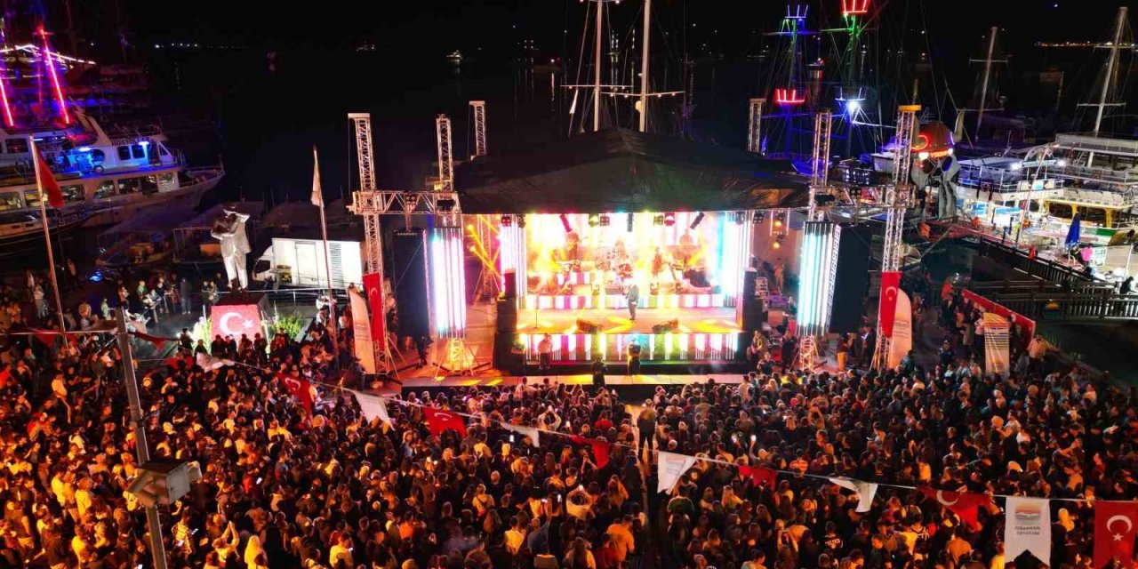 Marmaris’te binlerce kişi 19 Mayıs coşkusuna katıldı