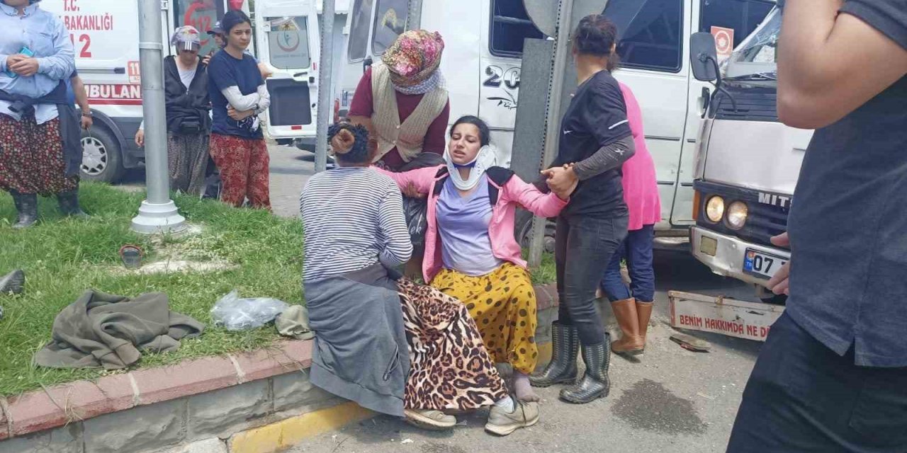 Minibüs ile kamyonet çarpıştı: 9 yaralı