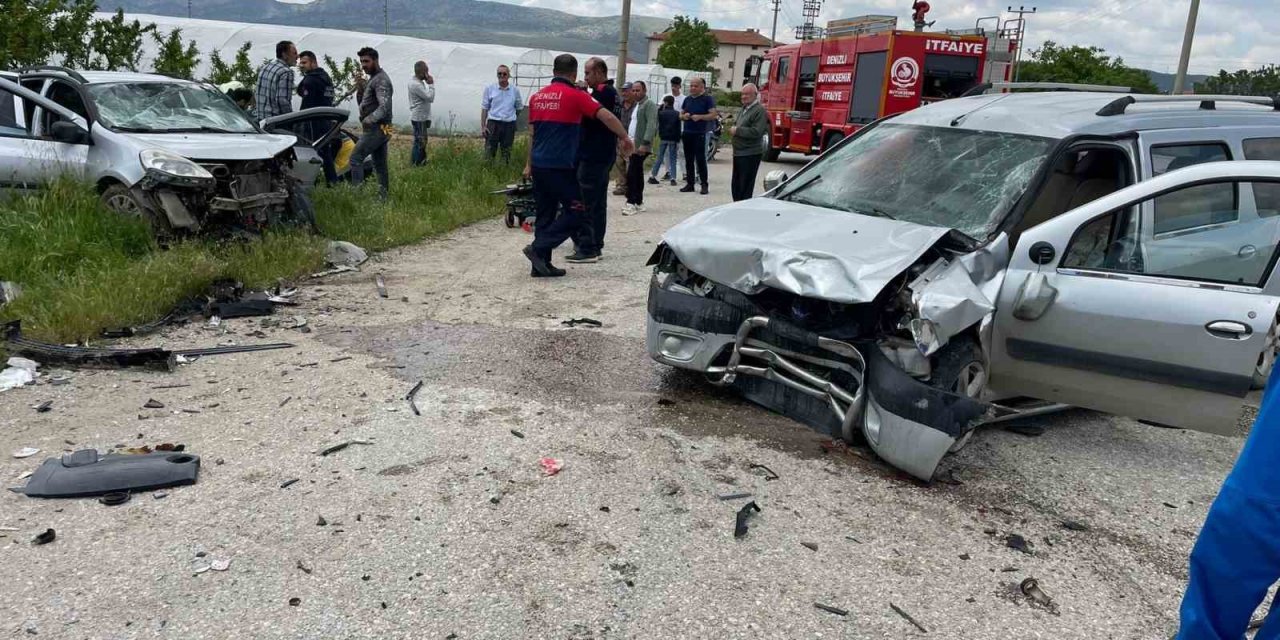 İki araç kafa kafaya çarpıştı: 1 ölü, 4 yaralı