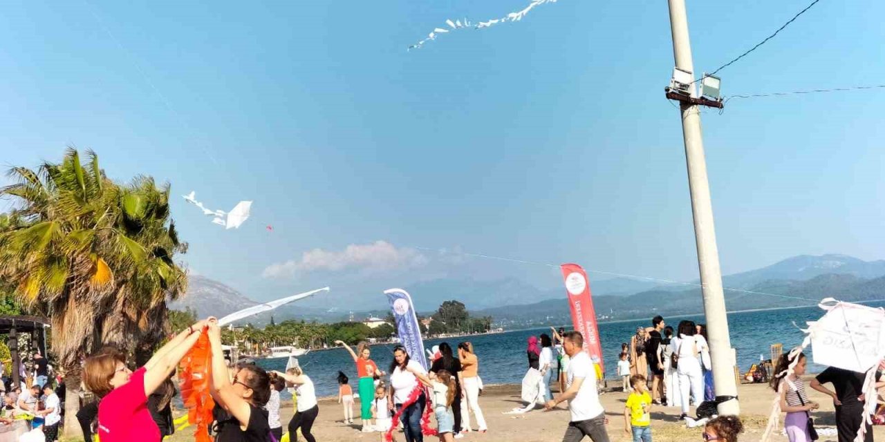 Köyceğiz’de uçurtmalar Atatürk için uçtu