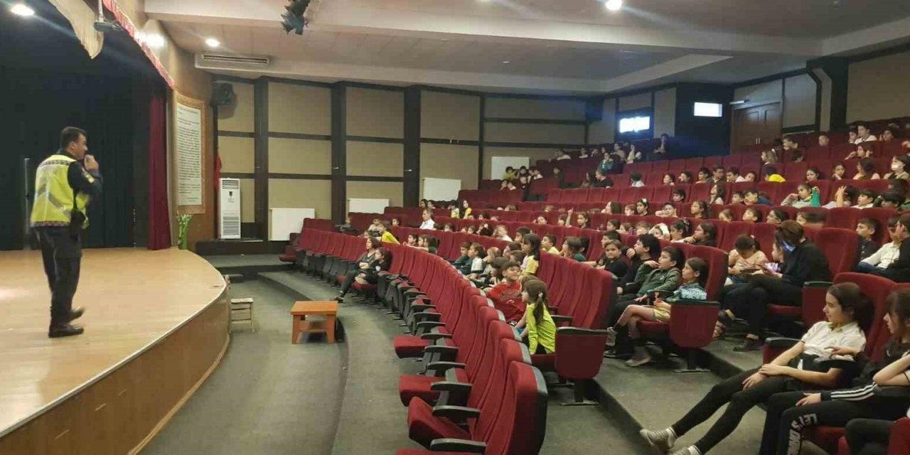 Jandarma ekipleri öğrencileri bilgilendirdi