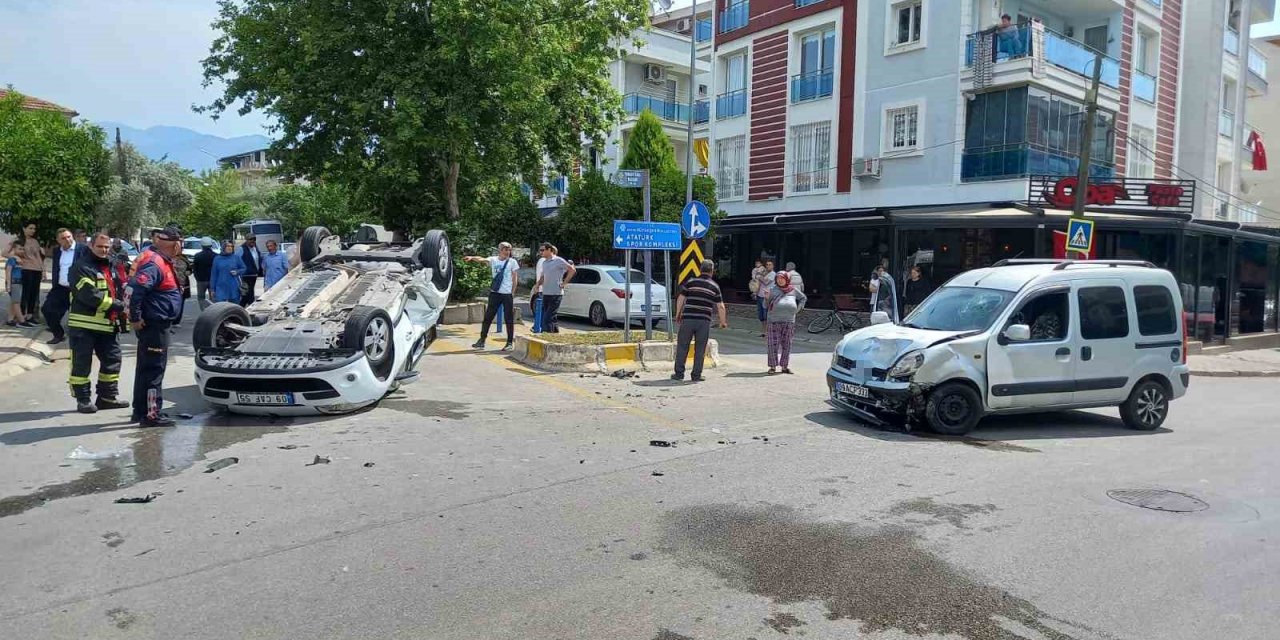 Kaza yapan otomobil ters döndü: 3 yaralı