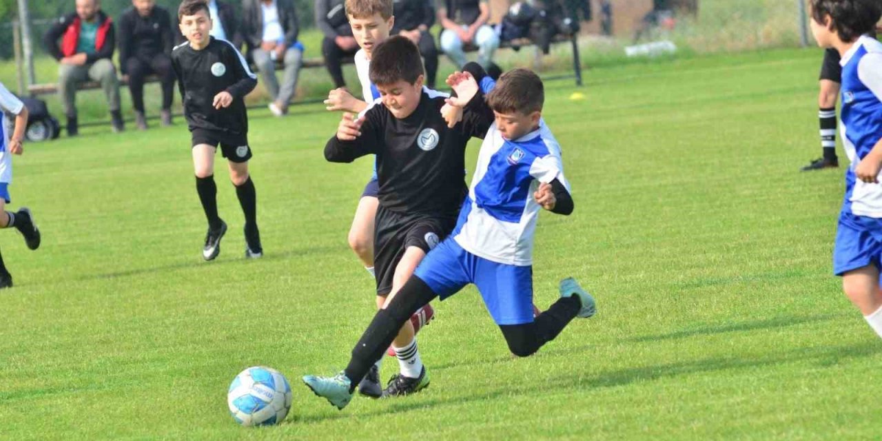 Yunusemre’de minik futbolcular 19 Mayıs için ter döktü