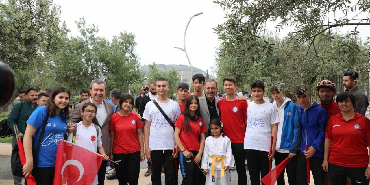 Gençlik ve Spor Bakanı Bergama’da gençlerle buluştu