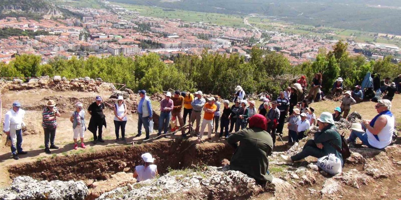 Tazelenme Üniversitesi öğrencileri arkeoloji dersini Mobolla’da yaptı