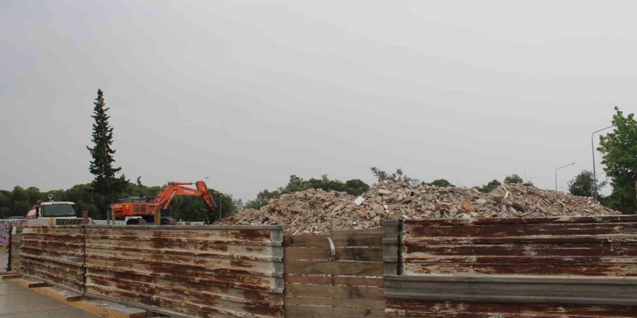 İzmir’in 40 yıllık "Pisa Kuleleri" yıkıldı