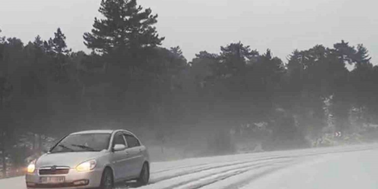 Dolu yağışı yolu beyaza bürüdü