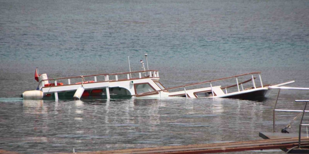 Su alan tekne battı