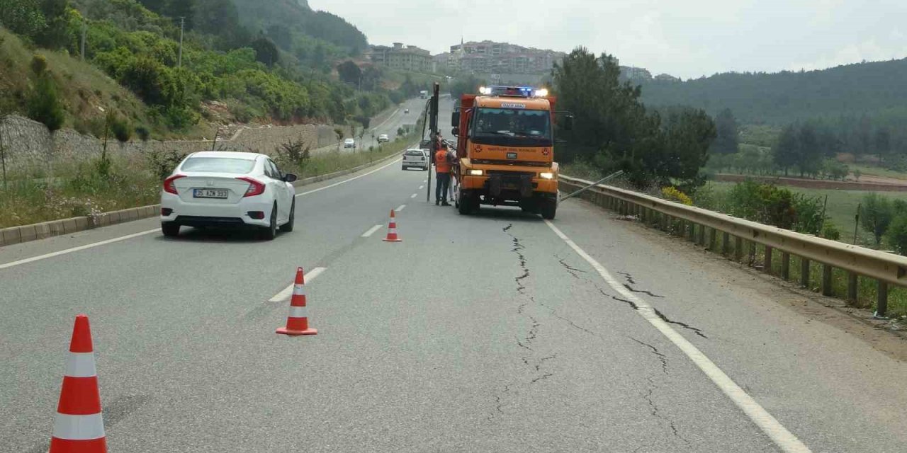 Sağanak yağışın etkili olduğu Menteşe’de yol çöktü