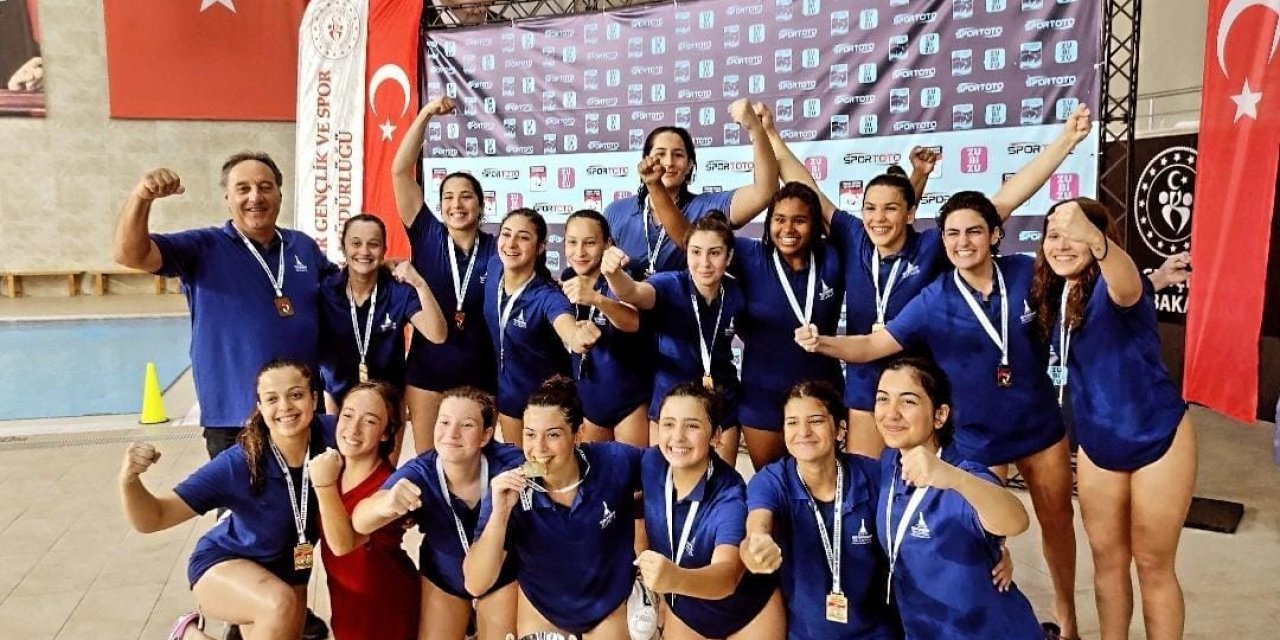İzmir’in kızları su topuna damga vurmaya devam ediyor