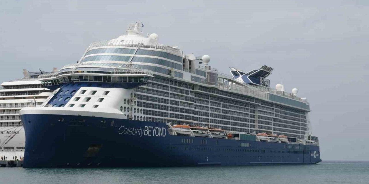 Dev gemi ile Kuşadası’na 2 bin 957 turist geldi