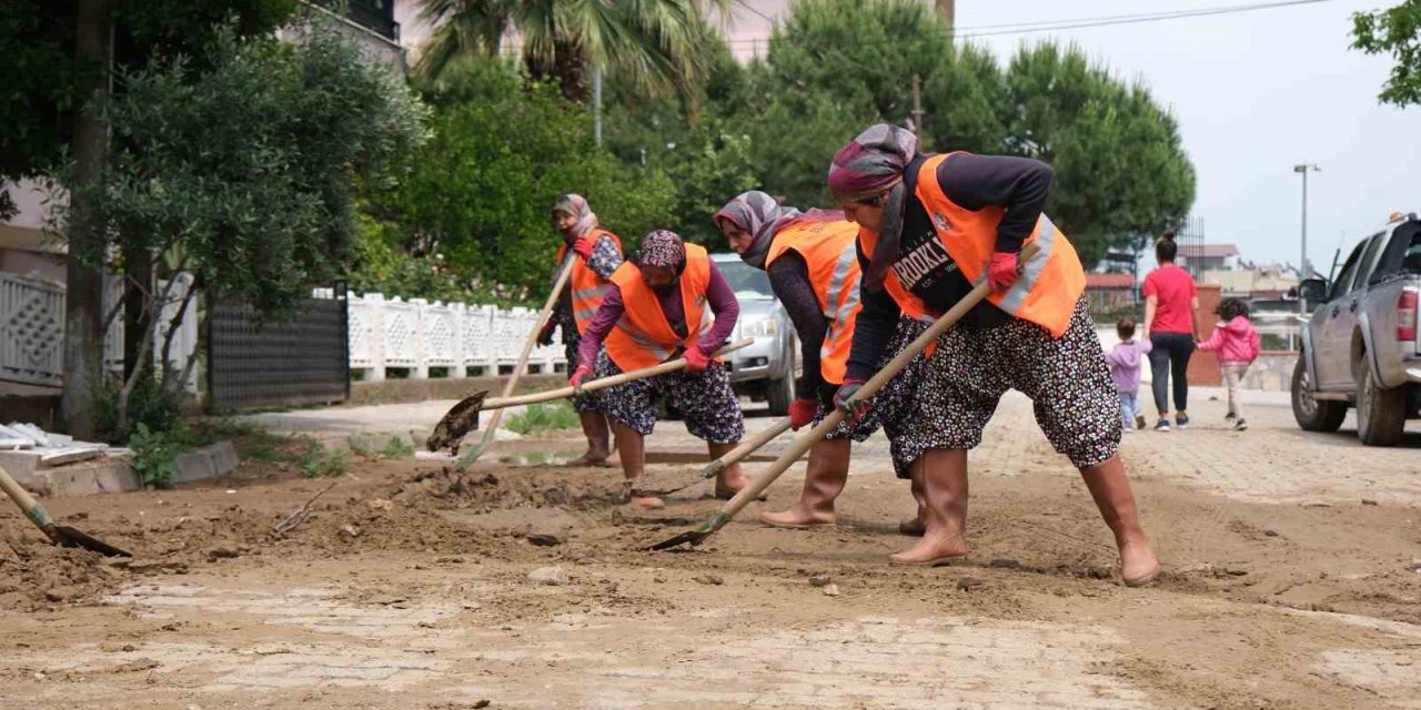 Kuyucak Belediyesi, sel sonrası yaraları sarıyor