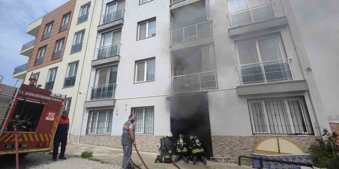 Kuşadası’nda ev yangını: 4 kişi dumandan etkilendi