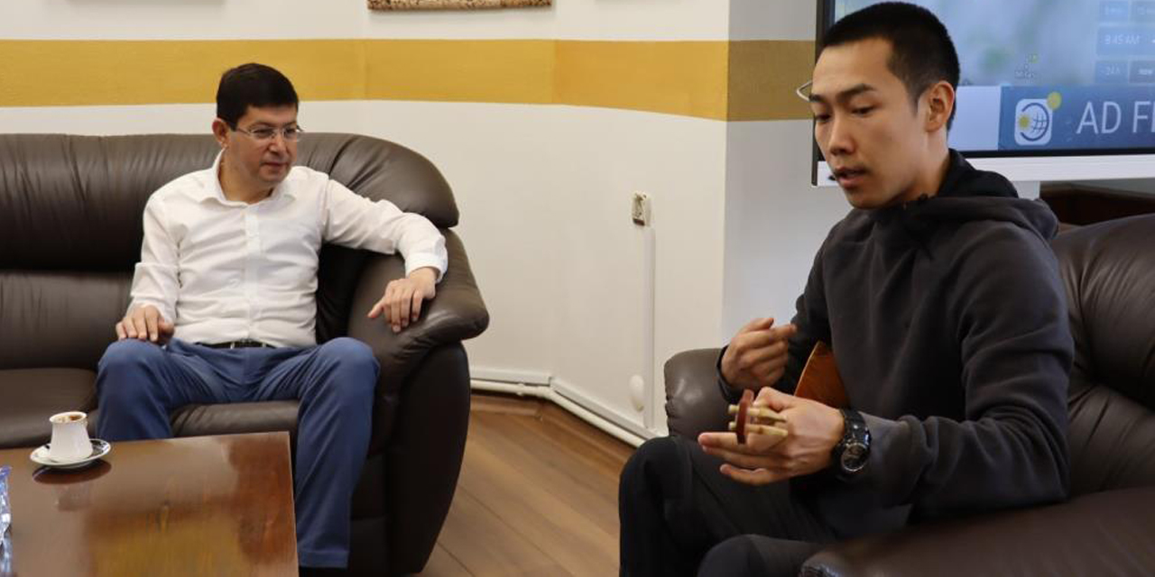 Yakutistanlı gençten Başkan Özcan’a dombra jesti