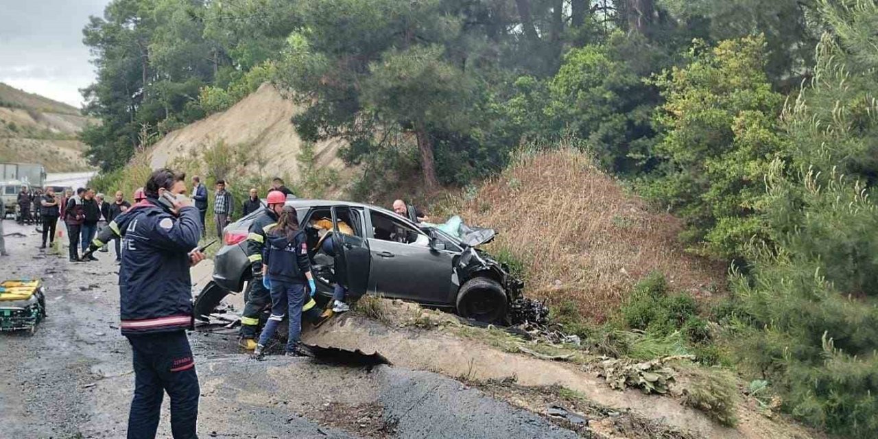 Tır çarptığı otomobili metrelerce sürükledi: 3 ölü, 2 yaralı