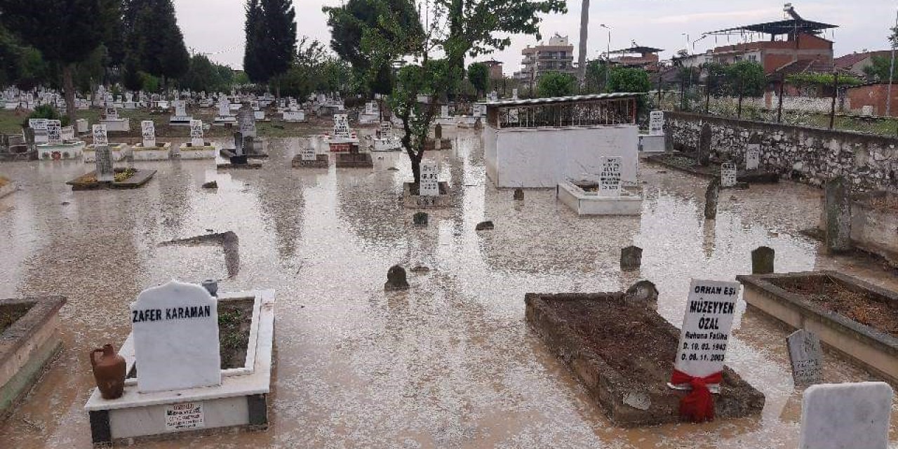Aydın’daki sağanak yağış mezarlığı su içerisinde bıraktı
