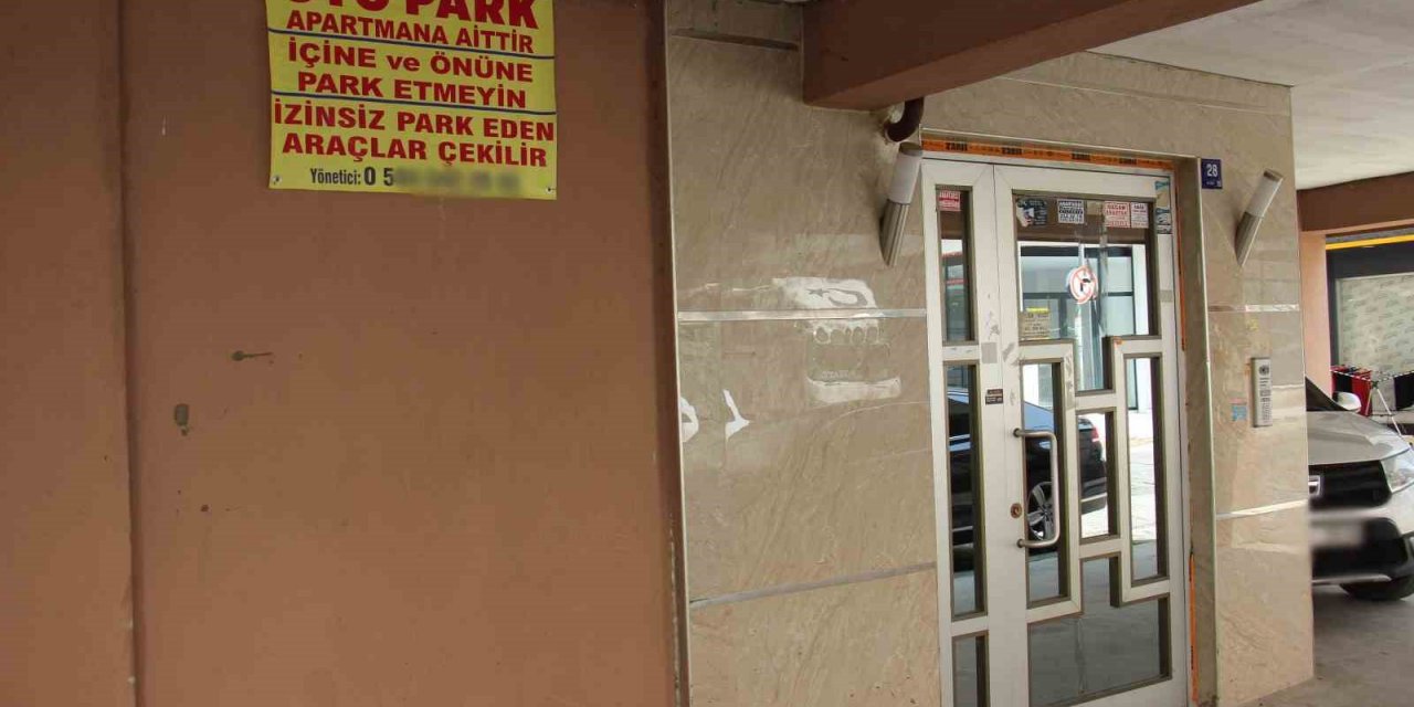 İzinsiz parklardan bıkan yönetici çareyi afiş asmakta buldu