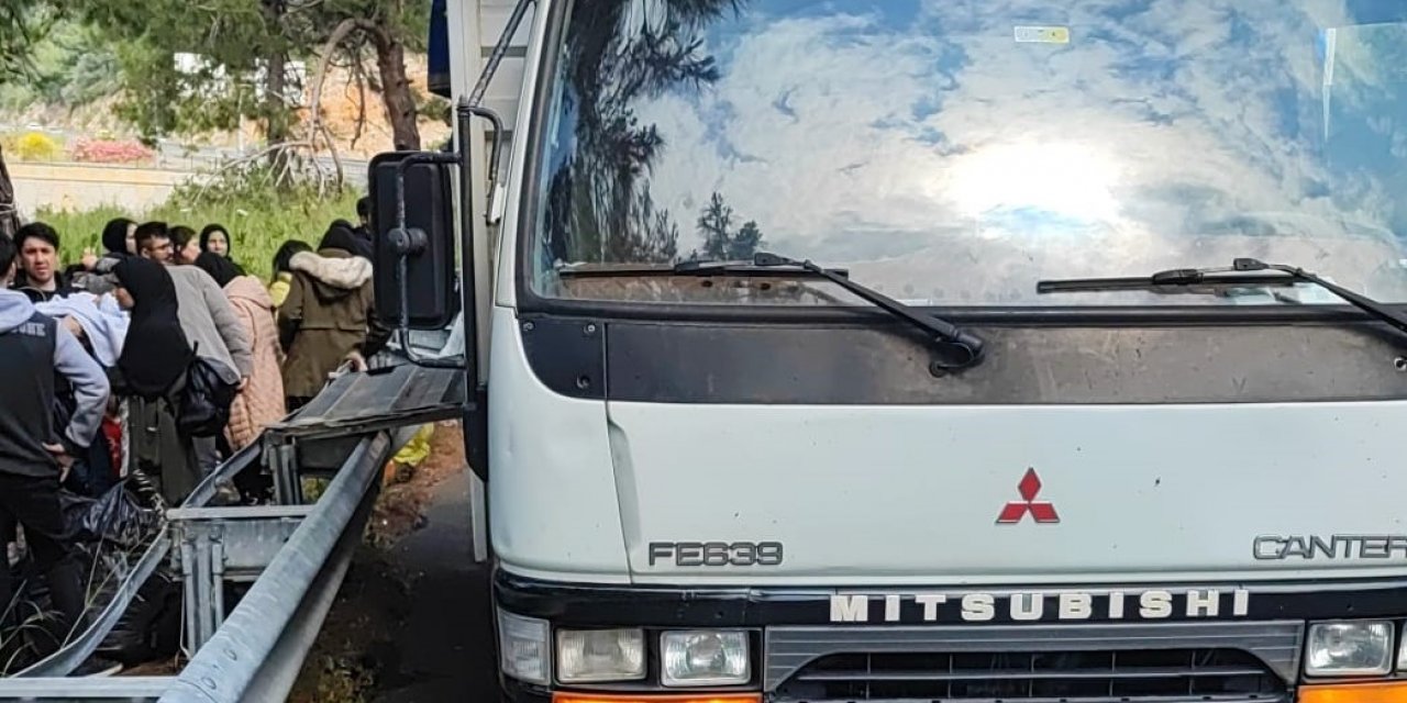 Şoförünün kaçtığı kamyonda 35 düzensiz göçmen yakalandı