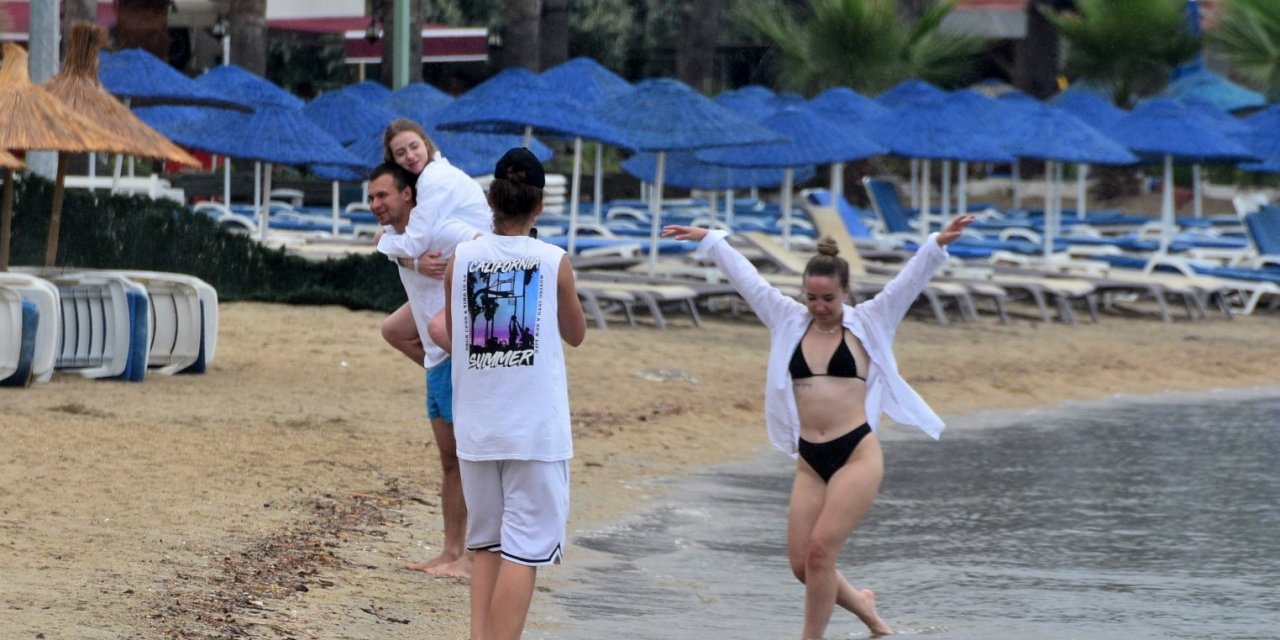 Yağışlı havaya rağmen denize girdiler