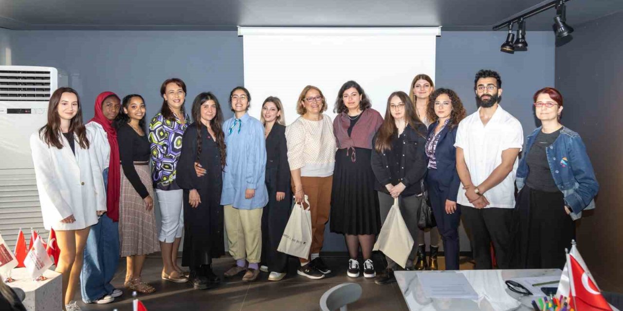 Üniversitelilerden depremzede çocuklar için konteyner tasarımları