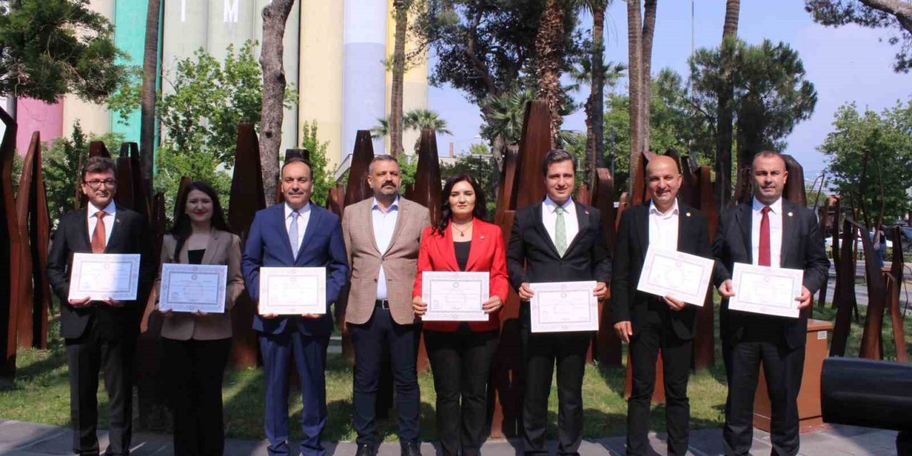 CHP İzmir vekilleri mazbatalarını aldı