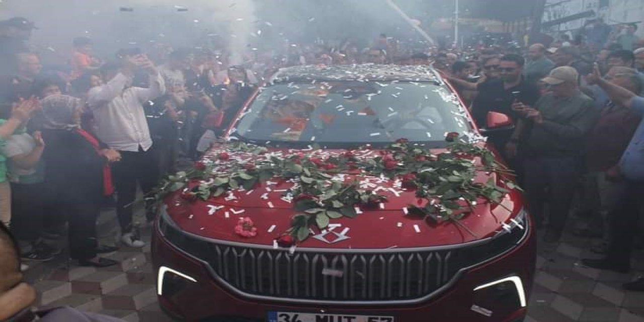Togg, Sarıgöl’de konfeti ve çiçeklerle karşılandı