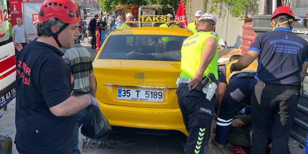 Kaldırımda yürürken taksinin altında kaldı