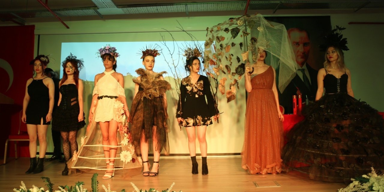 Öğrenciler saç ve makyaj defilesine imza attı