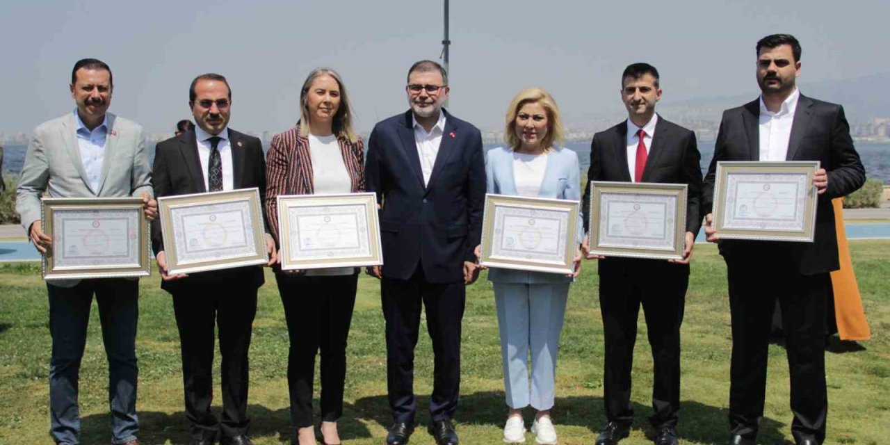 AK Parti’nin İzmir Milletvekilleri mazbatalarını aldı