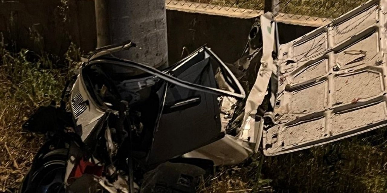Aydınlatma direğine çarpan araç metal yığınına döndü: 1 ölü, 1 yaralı