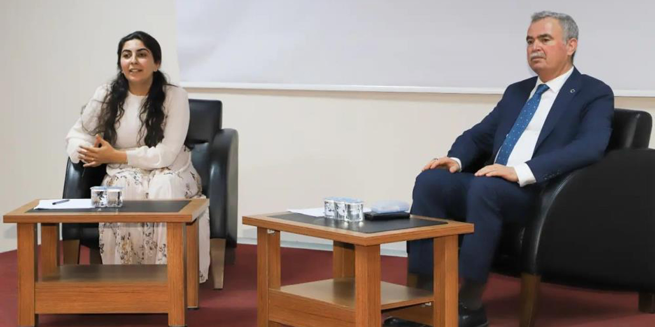 27 Mayıs darbesinin 63. yılında ünlü tarihçi Prof. Dr. Akkoyun’un anlattıkları dinleyenleri duygulandırdı