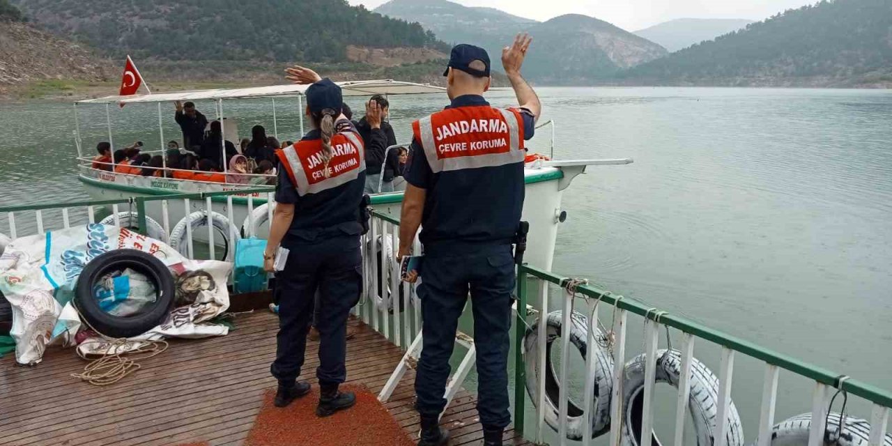 Jandarma çocuklara çevre ve sokak hayvanlarının nasıl korunacağını anlattı