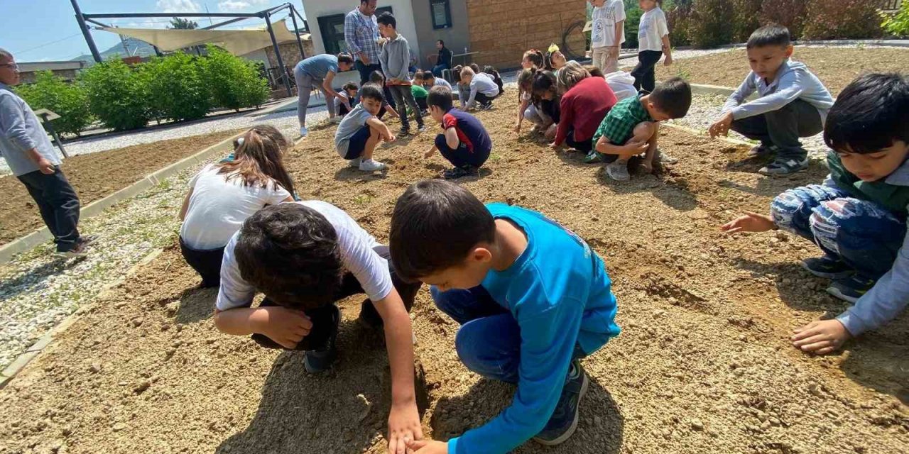Selçuklu’da çocuklar fideleri toprakla buluşturuyor